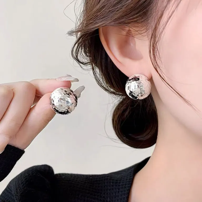 S925 گوشواره میخی نقره خالص با حس لوکس، شیک و همه‌پسند مناسب استایل، عمده از تولیدکننده برای فروش شب‌بازار و بساط