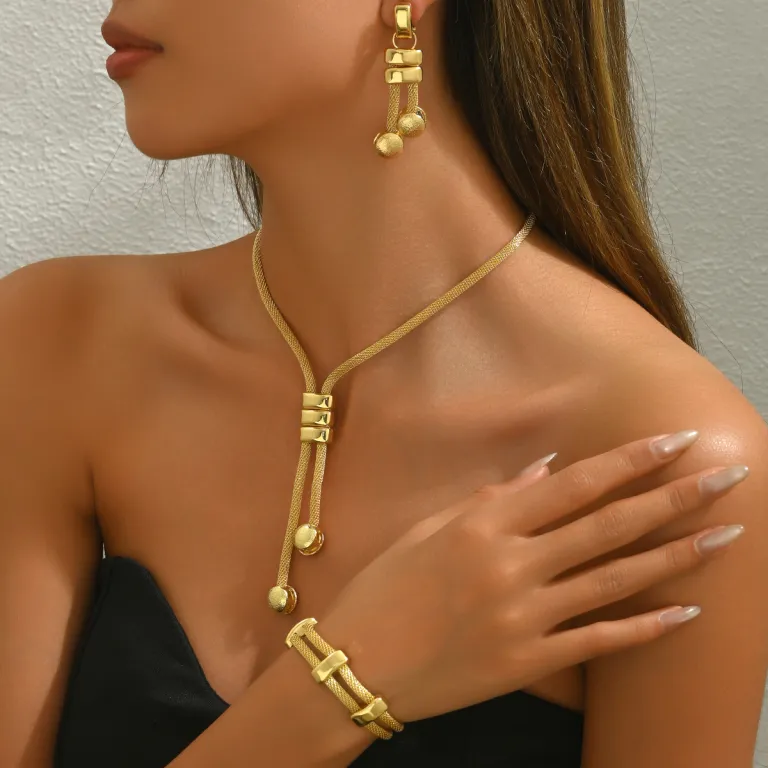 ست جواهرات سبک اروپایی و آمریکایی 18k گردنبند بلند آبکاری‌شده، گوشواره منگوله‌ای هندسی و دستبند خاص زنانه