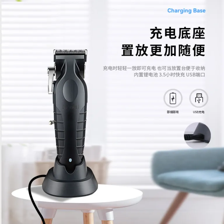 ماشین اصلاح موی حرفه‌ای کِمی KM-2296 با پایه شارژ، پورت USB، مناسب کوتاهی مدل آندرکات و حکاکی، مخصوص سالن‌های آرایش