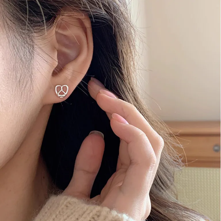 S925 گوشواره میخی نقره خالص با حس لوکس، شیک و همه‌پسند مناسب استایل، عمده از تولیدکننده برای فروش شب‌بازار و بساط