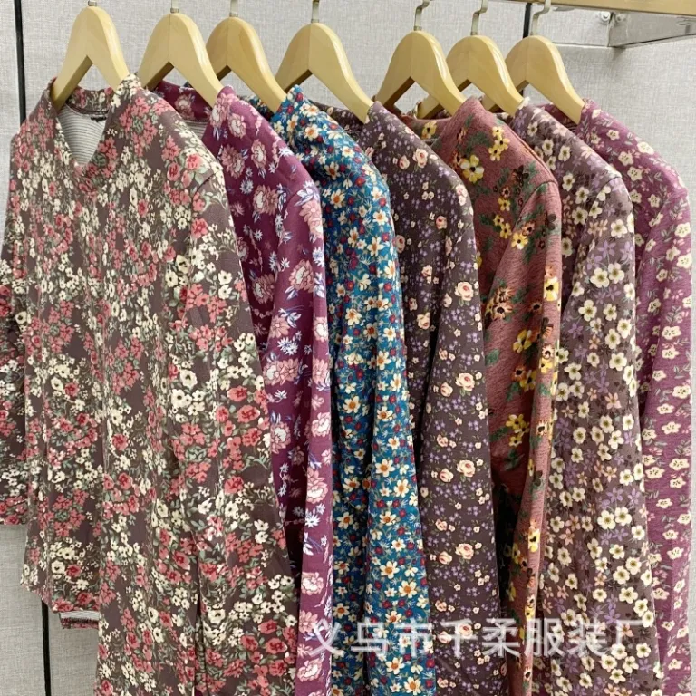تاپ آستین‌بلند نخی گرم پاییزه و زمستانه مادرانه گل‌دار یقه‌نیمه‌بلند، مناسب بانوان میانسال و بازار