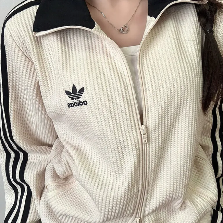 کاپشن یقه‌ایستاده adidas Originals طرح راه‌راه و بافت وافل، مناسب زنانه و مردانه، استایل اسپرت و شیک