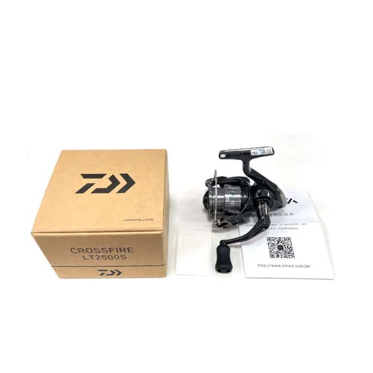 چرخ ماهیگیری اسپینینگ DAIWA کراس‌فایر LT 26 مدل عمومی با قرقره کم‌عمق برای پرتاب دور و لانسه
