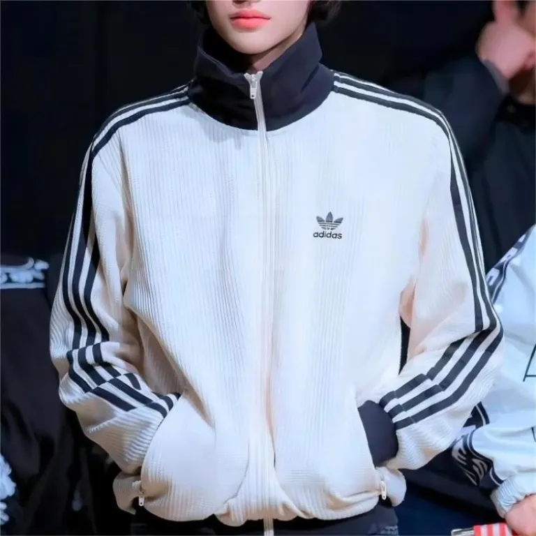 کاپشن یقه‌ایستاده adidas Originals طرح راه‌راه و بافت وافل، مناسب زنانه و مردانه، استایل اسپرت و شیک