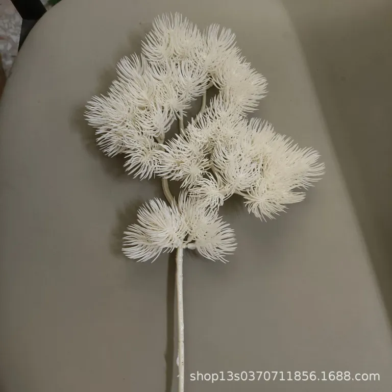 شاخه‌های مصنوعی کاج با سوزن، سرو تالاب، برگ افرای قرمز، شاخه‌های مصنوعی گیاهان سبز و شاخه‌های درخت کاج