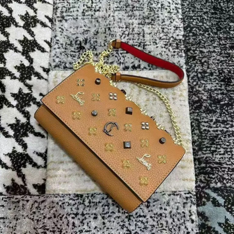 کیف دوشی زنانه طرح Christian Louboutin با پرچ و کف قرمز