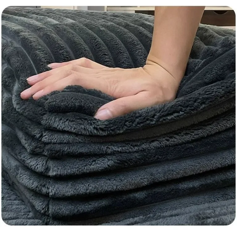 مبل راحتی مینیمال ایتالیایی با پارچه مخمل ابری راهراه، قابل تبدیل به تخت، مناسب ویلا و فضاهای بزرگ، با قابلیت فشردهسازی وکیوم
