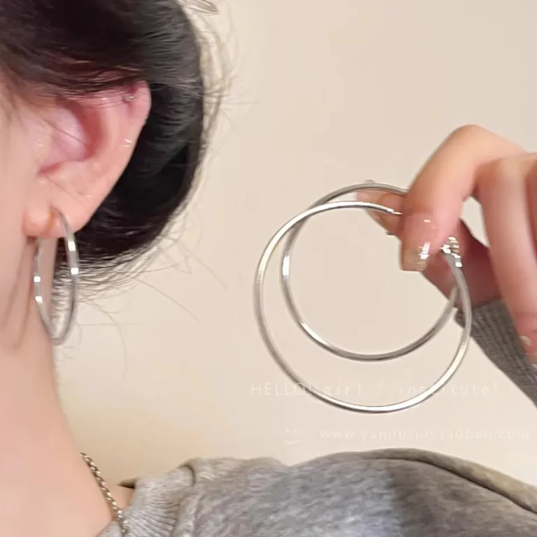 S925 گوشواره میخی نقره خالص با حس لوکس، شیک و همه‌پسند مناسب استایل، عمده از تولیدکننده برای فروش شب‌بازار و بساط