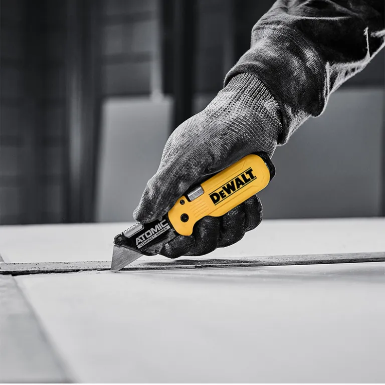 چاقوی تاشو DeWalt DWHT10990 مدل ATOMIC، کاتر چندمنظوره، تیغ برش، کاغذبر و بازکننده جعبه