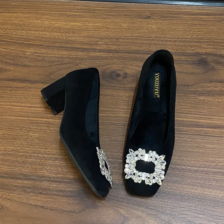 کفش پاشنهبلند زنانه زمستانی با آستر گرم و طرح شنل، جیر راحت با پاشنه متوسط و نگین، مناسب کار 2025