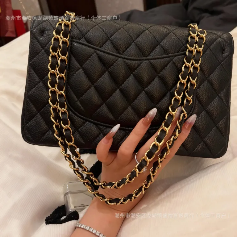 کیف دوشی و کراس بادی زنانه چرم اصل طرح کلاسیک شنل با بافت کویلت و زنجیر