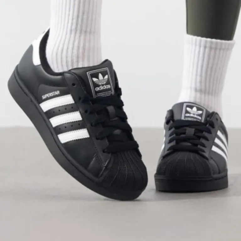 کفش راحتی adidas Originals Superstar 2 با طراحی پنجه صدفی، سبک و خنک، مناسب استفاده روزمره