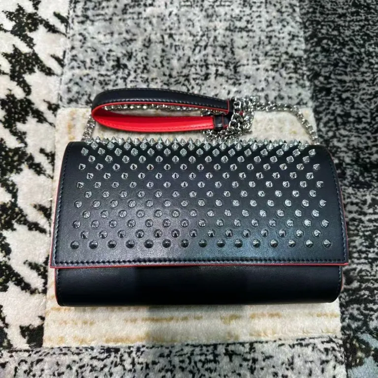 کیف دوشی زنانه طرح Christian Louboutin با پرچ و کف قرمز