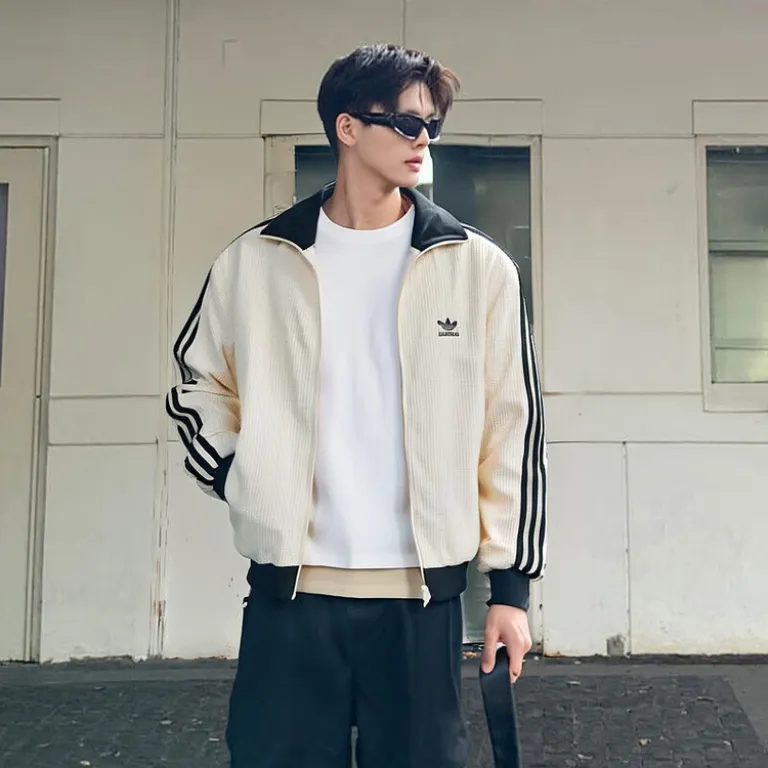 کاپشن یقه‌ایستاده adidas Originals طرح راه‌راه و بافت وافل، مناسب زنانه و مردانه، استایل اسپرت و شیک