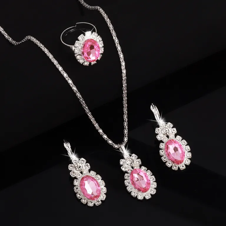 ست سه‌تکه جواهرات اروپایی آمریکایی شامل آویز، گوشواره و انگشتر نگین‌دار مناسب عروس