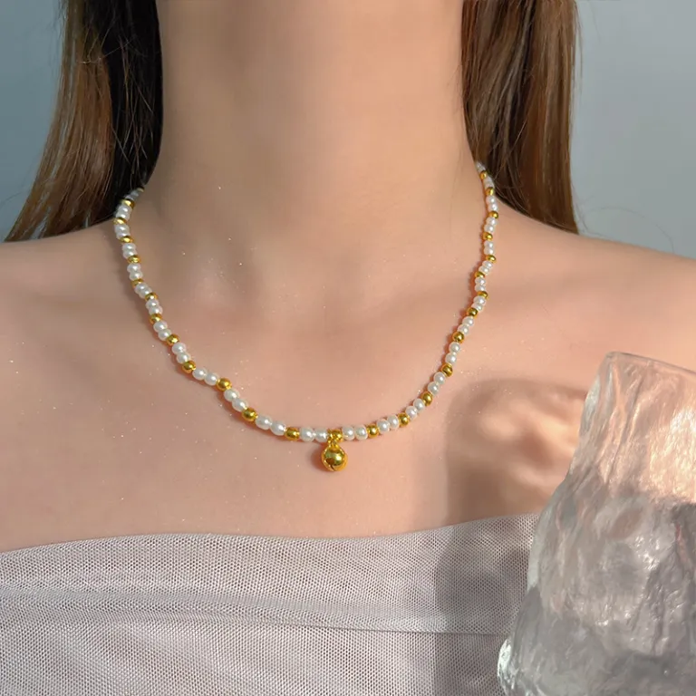گردنبند مروارید طرحدار زنانه، سبک خاص و لوکس، طراحی سطح بالا، شیک و باوقار، گردنبند استخوانی، گردنبند یقهای، گردنبند مناسب پلیور، زنجیر مروارید