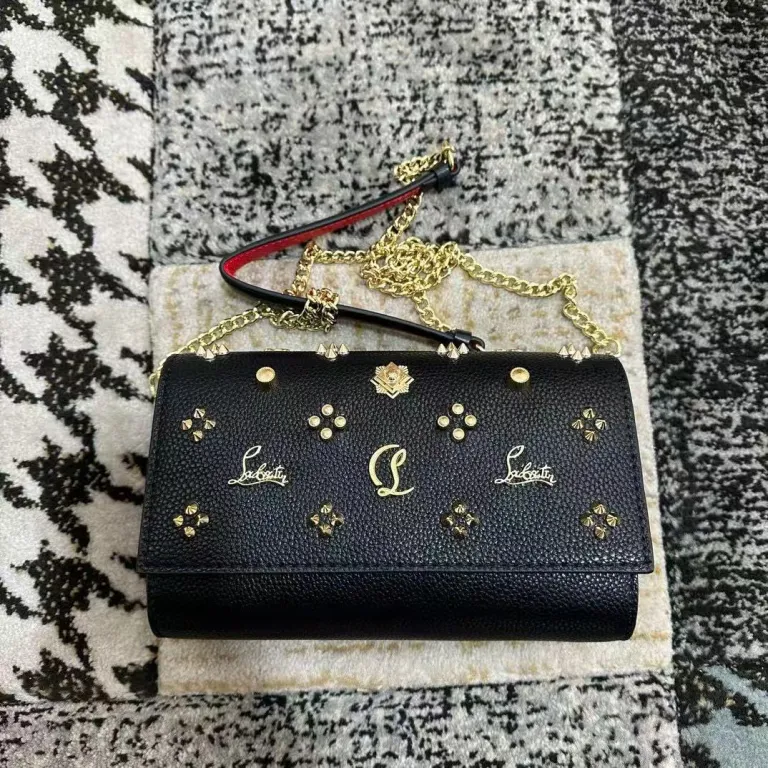 کیف دوشی زنانه طرح Christian Louboutin با پرچ و کف قرمز