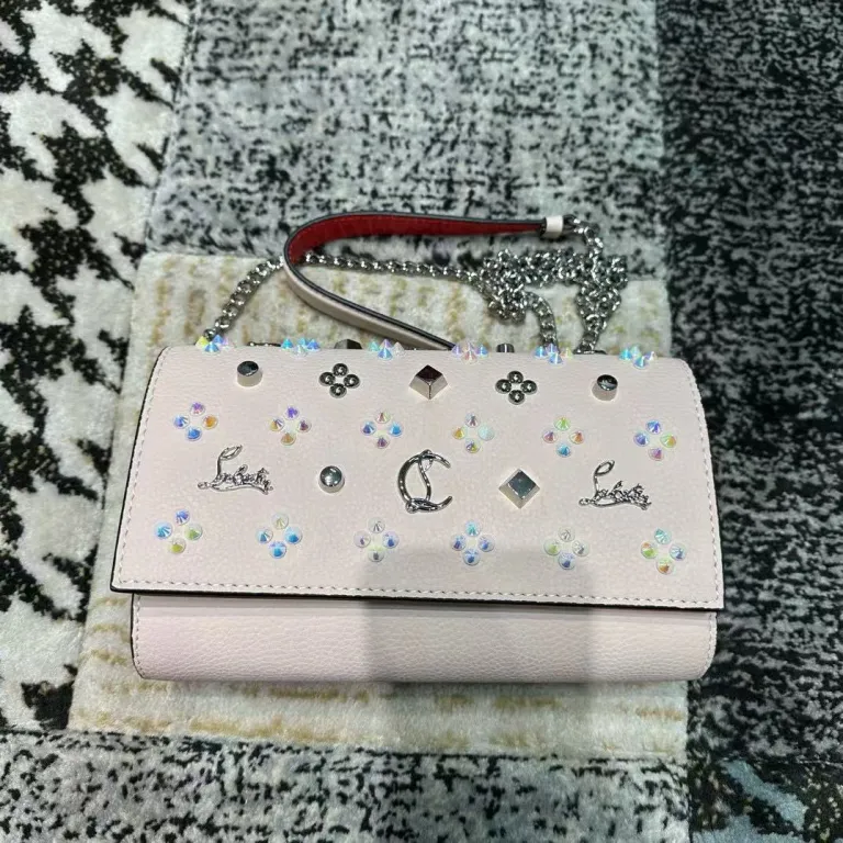 کیف دوشی زنانه طرح Christian Louboutin با پرچ و کف قرمز