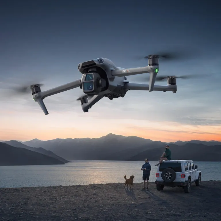 پهپاد دوربین دوگانه پرچمدار DJI DJIAir3S مناسب برای عکاسی هوایی حرفه‌ای با کیفیت بالا، مناسب سفر، با اجتناب فعال از موانع و قابلیت تعقیب