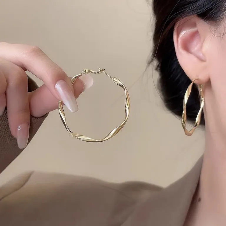 S925 گوشواره میخی نقره خالص با حس لوکس، شیک و همه‌پسند مناسب استایل، عمده از تولیدکننده برای فروش شب‌بازار و بساط