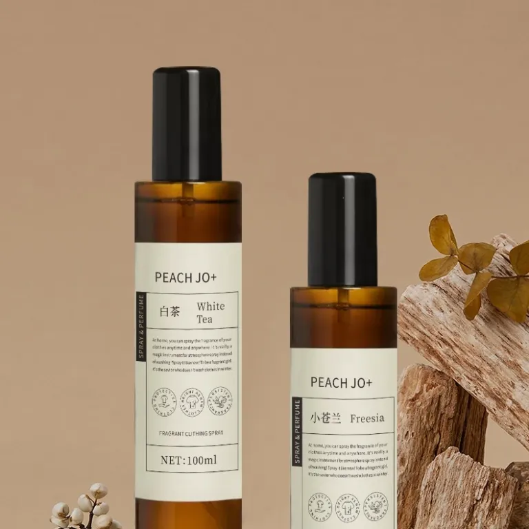 اسپری خوشبوکننده لباس و پارچه PEACH JO+ با ماندگاری بالا، از بین برنده بوی نامطبوع و تصفیه‌کننده هوا