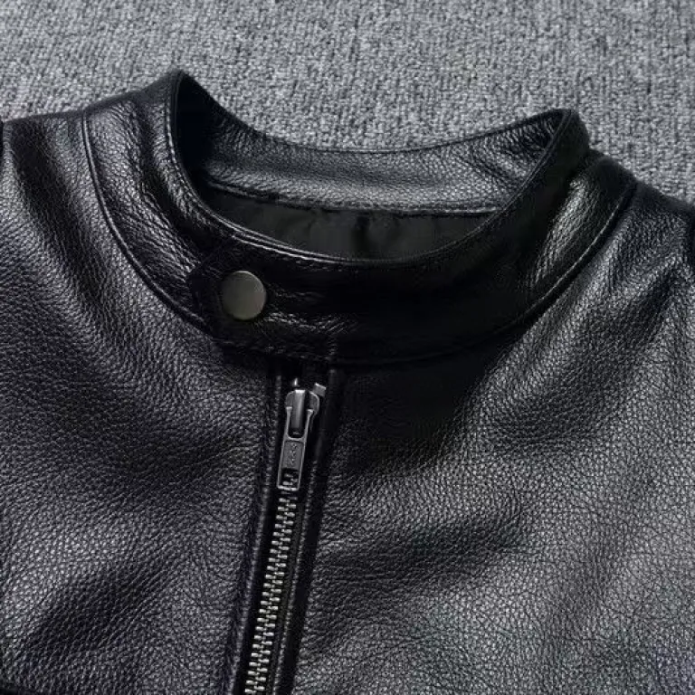 کت چرم مردانه پاکستانی با طرح چرم طبیعی یقه ایستاده قهوه‌ای مایل به قرمز سبک وینتیج آمریکایی