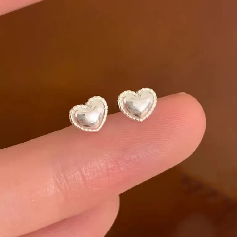 S925 گوشواره میخی نقره خالص با حس لوکس، شیک و همه‌پسند مناسب استایل، عمده از تولیدکننده برای فروش شب‌بازار و بساط