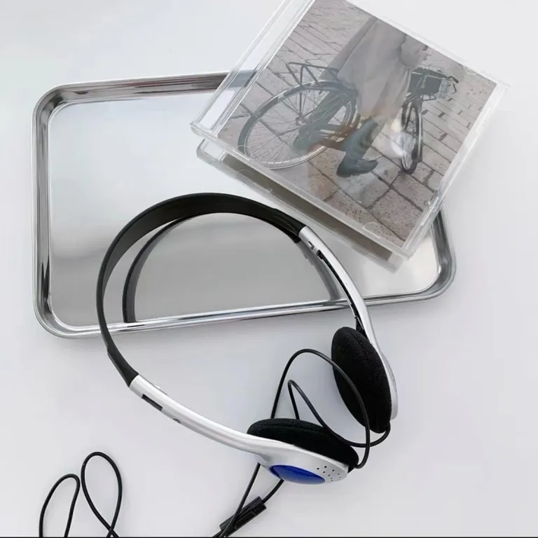 هدفون روگوشی سیم‌دار نقره‌ای کلاسیک رترو 90s مناسب استایل دخترانه و عکاسی