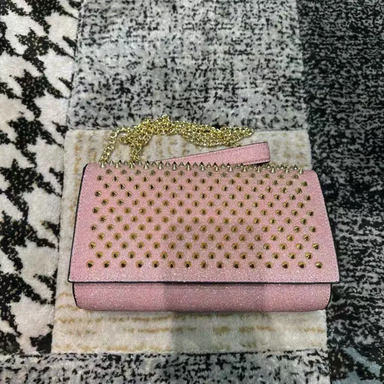 کیف دوشی زنانه طرح Christian Louboutin با پرچ و کف قرمز