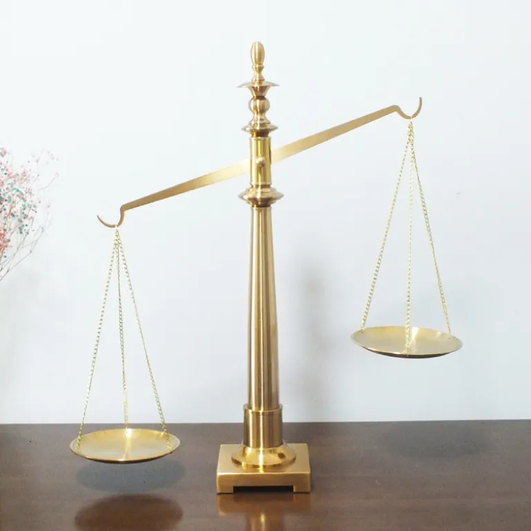 مجسمه تزئینی ترازوی عدالت کلاسیک اروپایی فلزی طلایی بزرگ برای اتاق مطالعه، دفتر کار و خانه نمونه