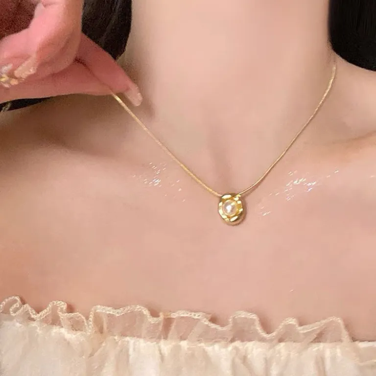 گردنبند مروارید طرحدار زنانه، سبک خاص و لوکس، طراحی سطح بالا، شیک و باوقار، گردنبند استخوانی، گردنبند یقهای، گردنبند مناسب پلیور، زنجیر مروارید