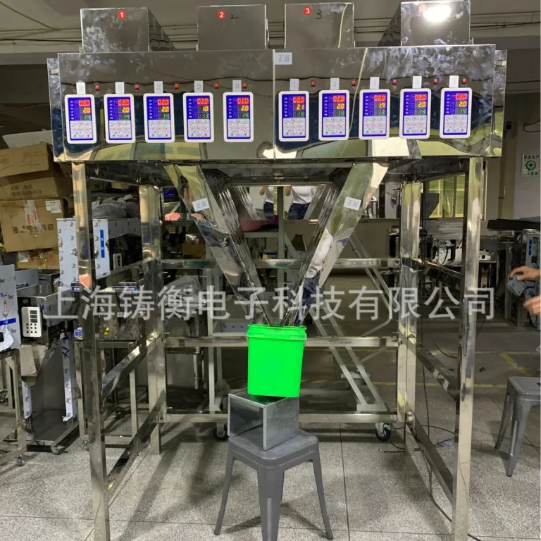 دستگاه بسته‌بندی کوچک فلفل قرمز خشک 500-1000 گرمی با فیدر ویبره دقیق و توزین