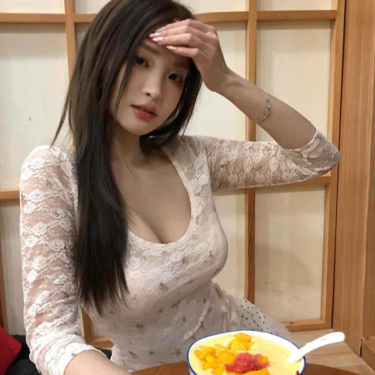تی‌شرت آستین‌کوتاه یقه‌گرد طرح گل‌دار توری زنانه اکسیژن‌دار فیت و خاص