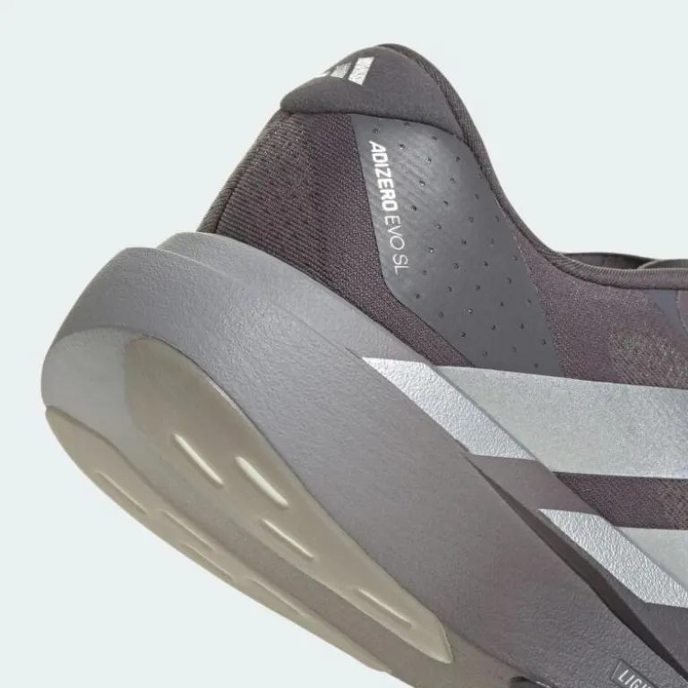 کفش دو ماراتن مسابقهای مردانه آدیداس adizero evo فوق سبک با ضربه‌گیری بالا، کفش سال FNAA