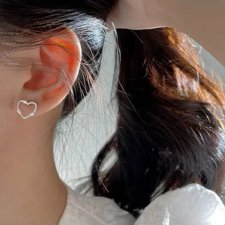 S925 گوشواره میخی نقره خالص با حس لوکس، شیک و همه‌پسند مناسب استایل، عمده از تولیدکننده برای فروش شب‌بازار و بساط