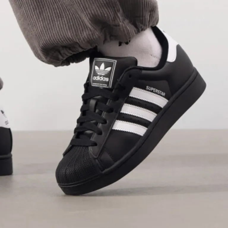 کفش راحتی adidas Originals Superstar 2 با طراحی پنجه صدفی، سبک و خنک، مناسب استفاده روزمره