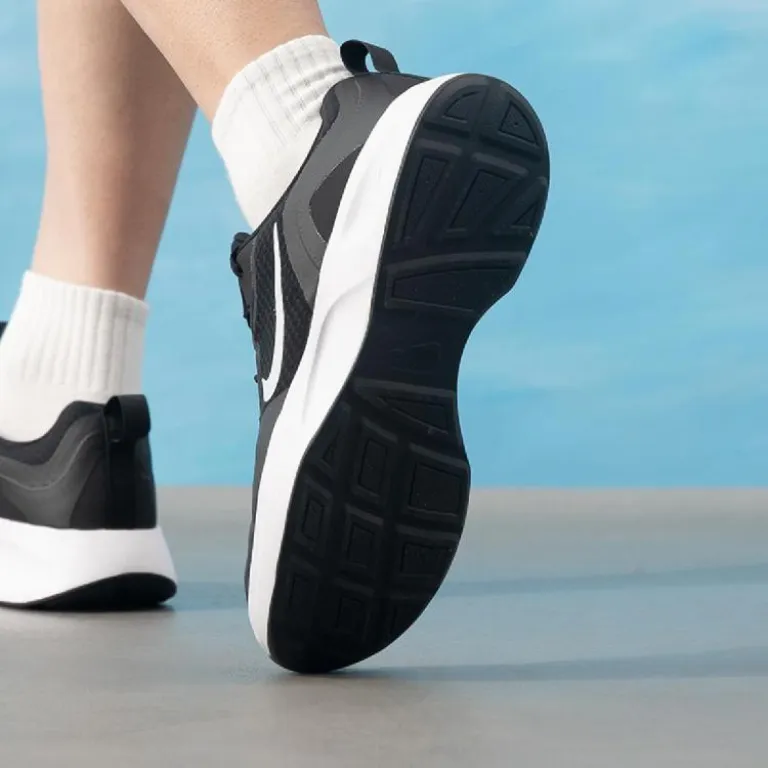 کفش ورزشی مردانه Nike WEARALLDAY با رویه مش، ضربه‌گیر و راحتی؛ سایز کوچک است، پیشنهاد می‌شود نیم سایز بزرگ‌تر سفارش دهید