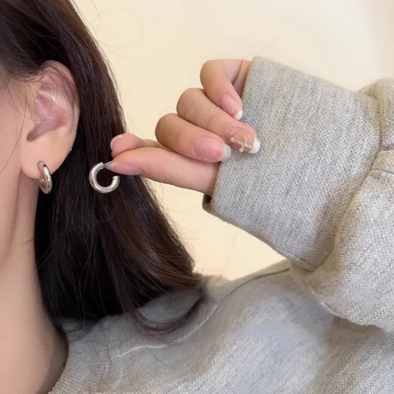 S925 گوشواره میخی نقره خالص با حس لوکس، شیک و همه‌پسند مناسب استایل، عمده از تولیدکننده برای فروش شب‌بازار و بساط