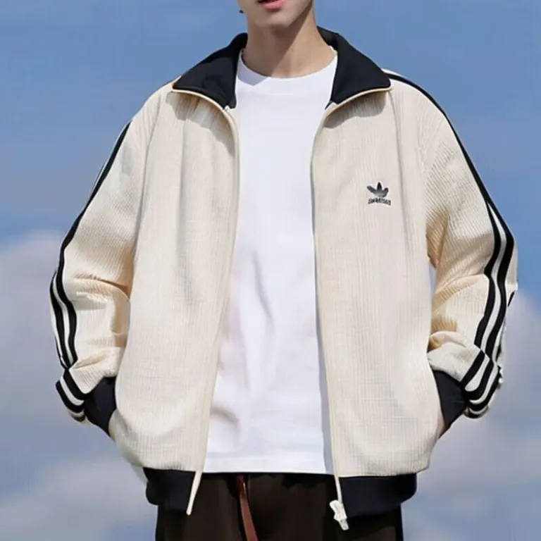 کاپشن یقه‌ایستاده adidas Originals طرح راه‌راه و بافت وافل، مناسب زنانه و مردانه، استایل اسپرت و شیک