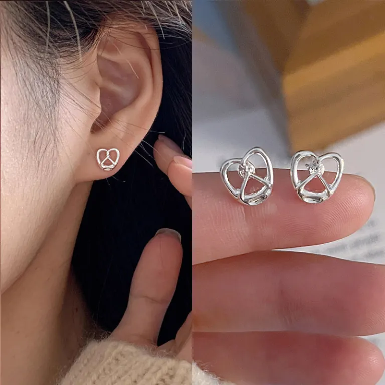 S925 گوشواره میخی نقره خالص با حس لوکس، شیک و همه‌پسند مناسب استایل، عمده از تولیدکننده برای فروش شب‌بازار و بساط