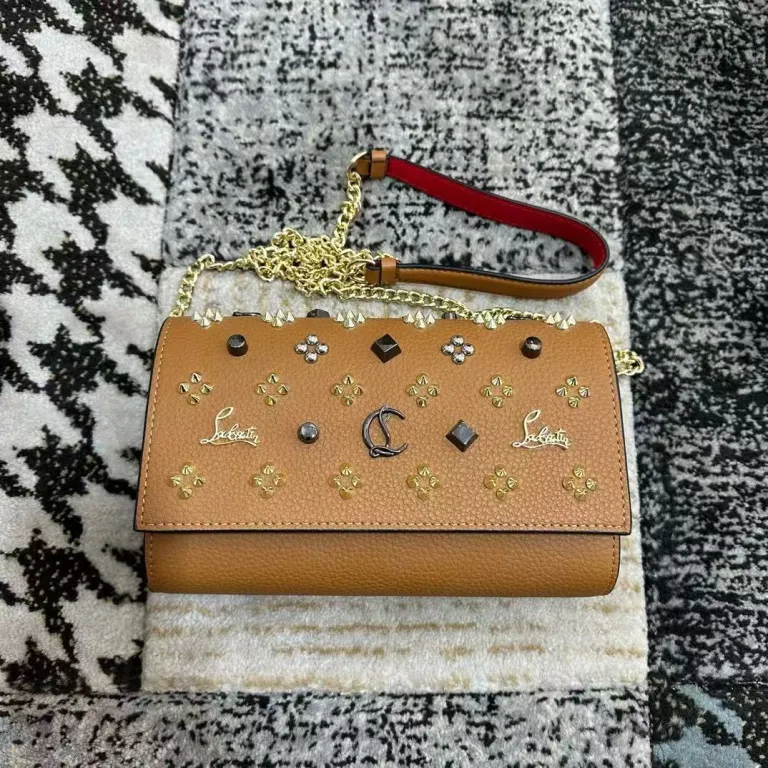 کیف دوشی زنانه طرح Christian Louboutin با پرچ و کف قرمز