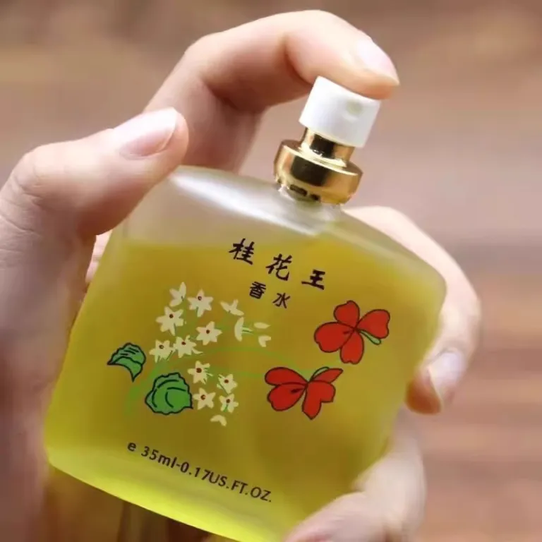 عطر کلاسیک گل محمدی با ماندگاری طولانی 72 ساعت، رایحه تازه و ملایم، مناسب آقایان و بانوان، با نت‌های رز، یاسمن و گل محمدی