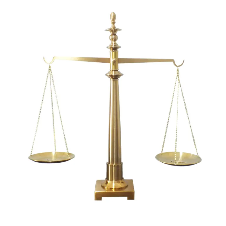 مجسمه تزئینی ترازوی عدالت کلاسیک اروپایی فلزی طلایی بزرگ برای اتاق مطالعه، دفتر کار و خانه نمونه
