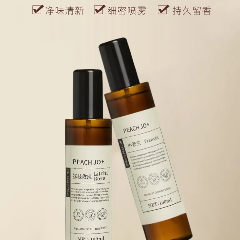 اسپری خوشبوکننده لباس و پارچه PEACH JO+ با ماندگاری بالا، از بین برنده بوی نامطبوع و تصفیه‌کننده هوا