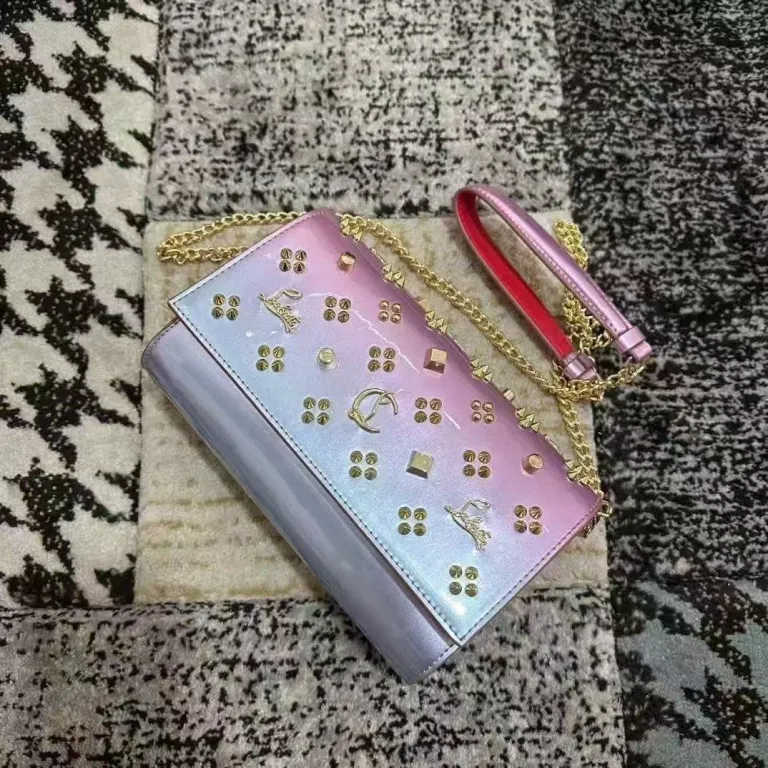 کیف دوشی زنانه طرح Christian Louboutin با پرچ و کف قرمز