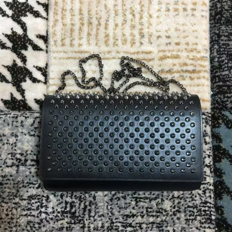 کیف دوشی زنانه طرح Christian Louboutin با پرچ و کف قرمز