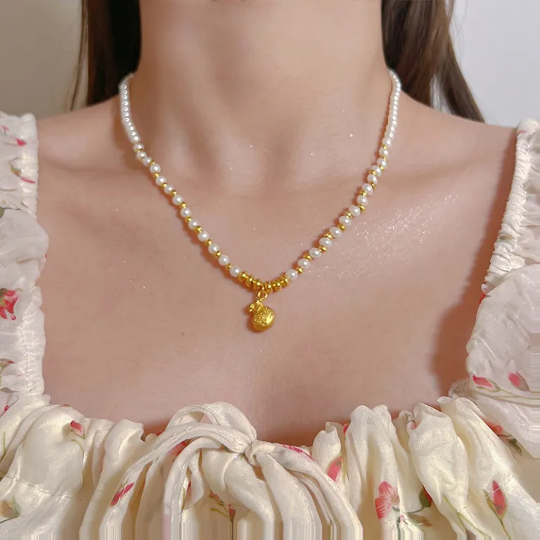 گردنبند مروارید طرحدار زنانه، سبک خاص و لوکس، طراحی سطح بالا، شیک و باوقار، گردنبند استخوانی، گردنبند یقهای، گردنبند مناسب پلیور، زنجیر مروارید