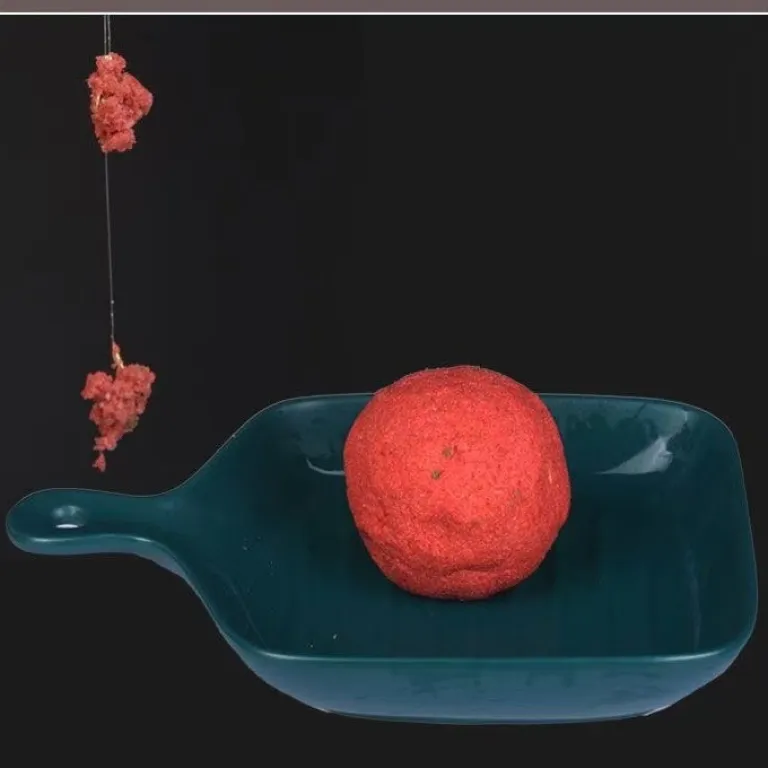 طعمه ماهی کپور صلیبی و کپور معمولی، طعمه همه‌کاره برای ماهیگیری در استخر و آب‌های طبیعی، طعمه چسبناک با رایحه ماهی و شیر، لوازم ماهیگیری