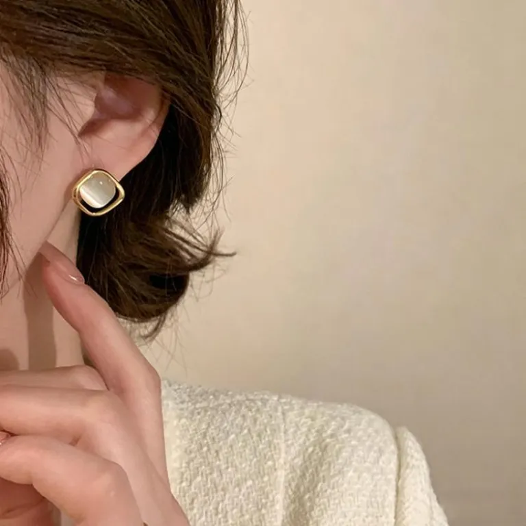 گوشواره میخی زنانه میسیدایر طرح چشم‌گربه‌ای مینیمال و لوکس فرانسوی با طراحی مربعی مناسب استفاده روزمره