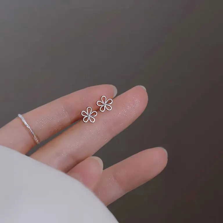 S925 گوشواره میخی نقره خالص با حس لوکس، شیک و همه‌پسند مناسب استایل، عمده از تولیدکننده برای فروش شب‌بازار و بساط